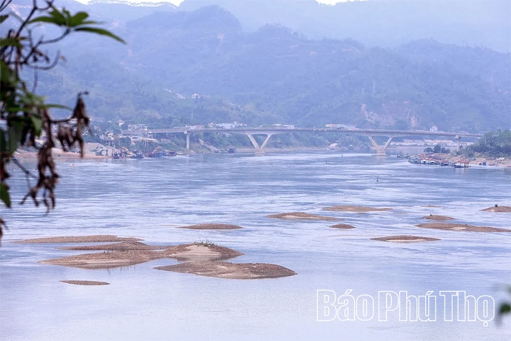 Mùa cạn ở vùng hạ lưu Thủy điện Hoà Bình