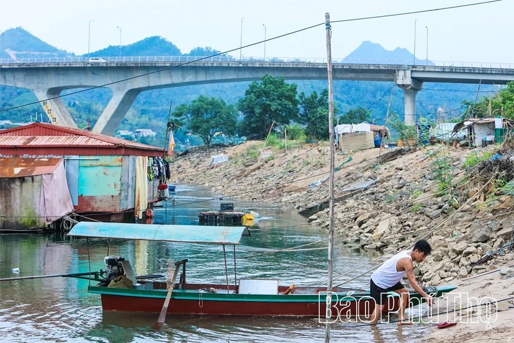 Mùa cạn ở vùng hạ lưu Thủy điện Hoà Bình