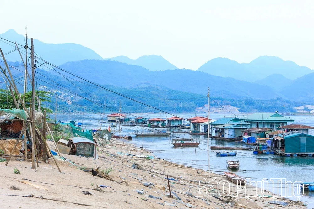 Mùa cạn ở vùng hạ lưu Thủy điện Hoà Bình