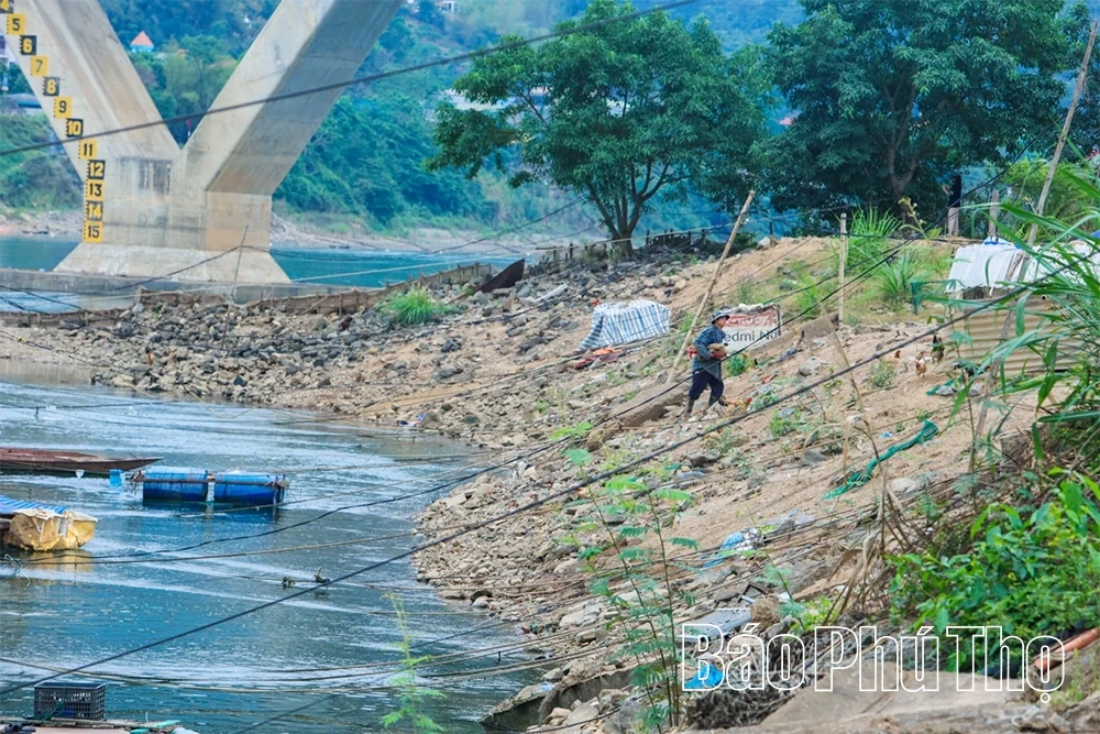 Mùa cạn ở vùng hạ lưu Thủy điện Hoà Bình