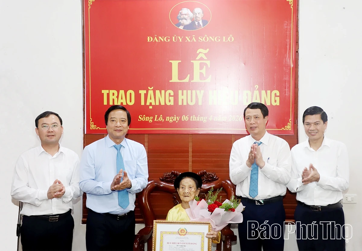 Phó Bí thư Tỉnh ủy Nguyễn Mạnh Sơn trao tặng Huy hiệu 80 năm tuổi Đảng