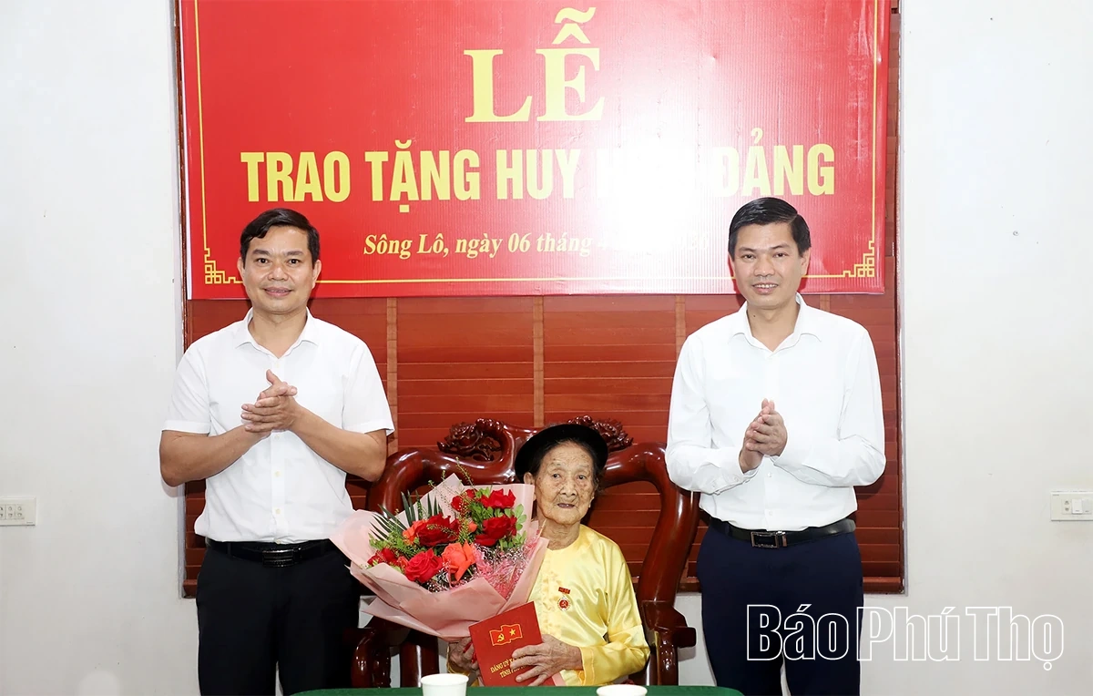 Phó Bí thư Tỉnh ủy Nguyễn Mạnh Sơn trao tặng Huy hiệu 80 năm tuổi Đảng