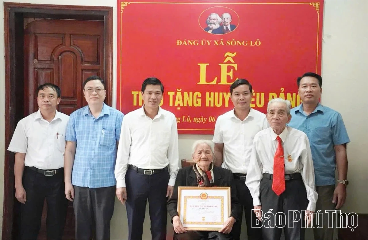 Phó Bí thư Tỉnh ủy Nguyễn Mạnh Sơn trao tặng Huy hiệu 80 năm tuổi Đảng