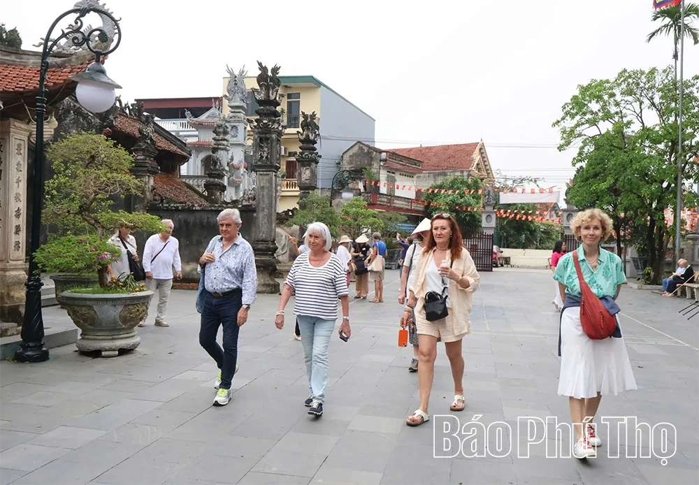 Làng cổ đón khách Tây