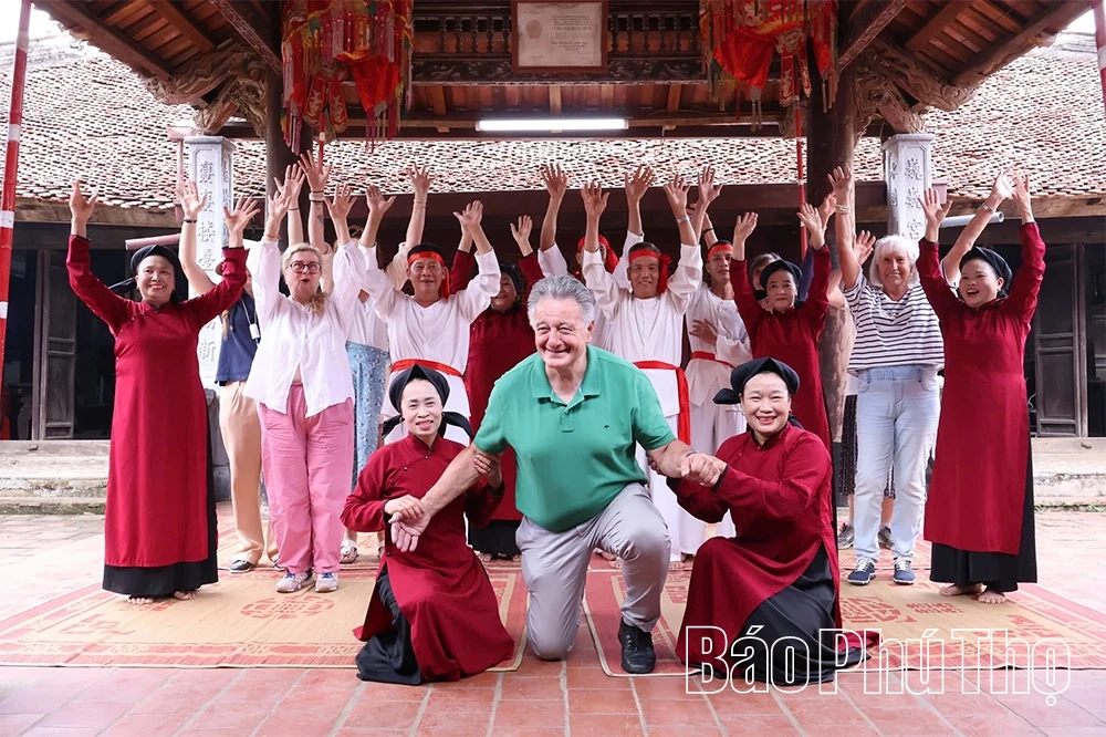 Làng cổ đón khách Tây