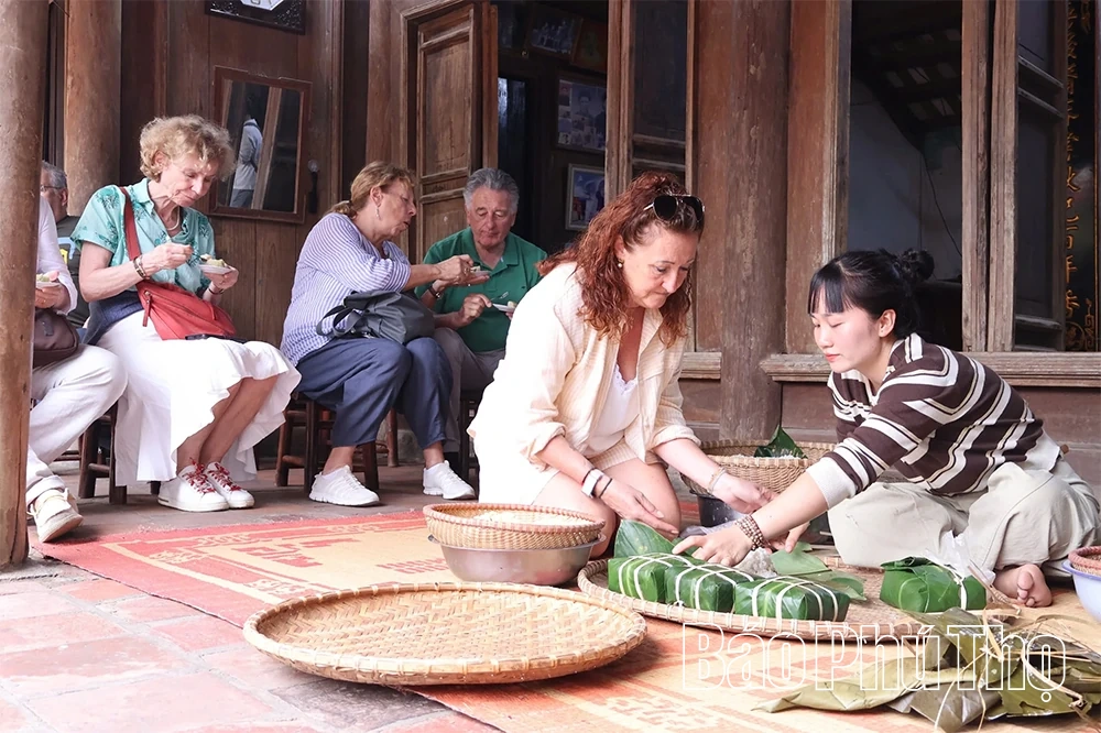 Làng cổ đón khách Tây