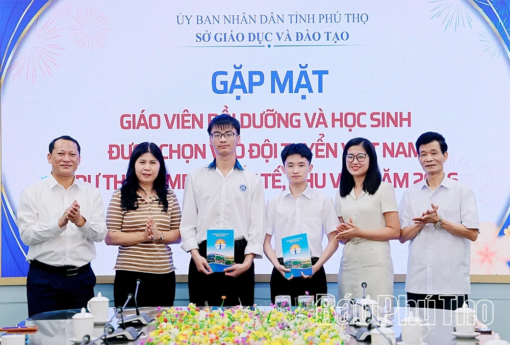 Gặp mặt giáo viên bồi dưỡng và học sinh được chọn vào đội tuyển dự thi Olympic quốc tế và khu vực năm 2026
