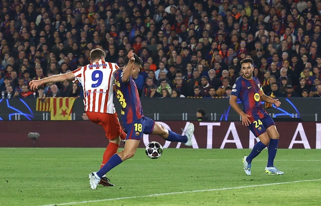 Liverpool vụn vỡ bị PSG đánh bại, Barca trả giá cực đắt vì sai lầm tai hại