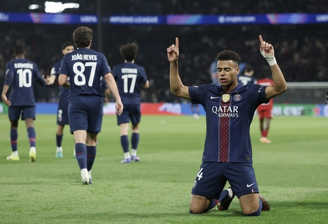 Liverpool vụn vỡ bị PSG đánh bại, Barca trả giá cực đắt vì sai lầm tai hại