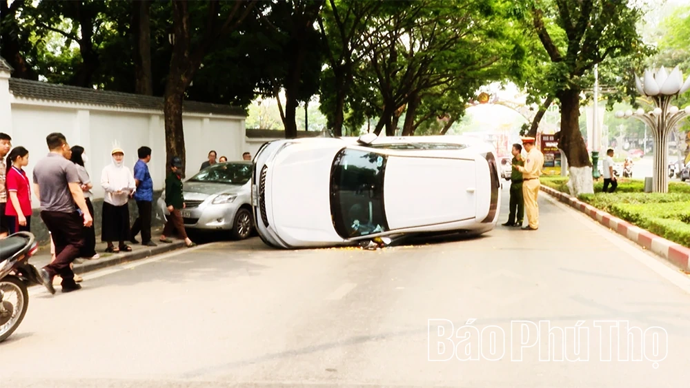 Va chạm giữa hai ô tô, gây ùn ứ giao thông