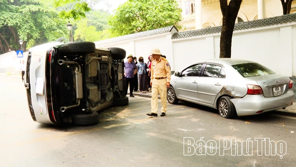 Va chạm giữa hai ô tô, gây ùn ứ giao thông