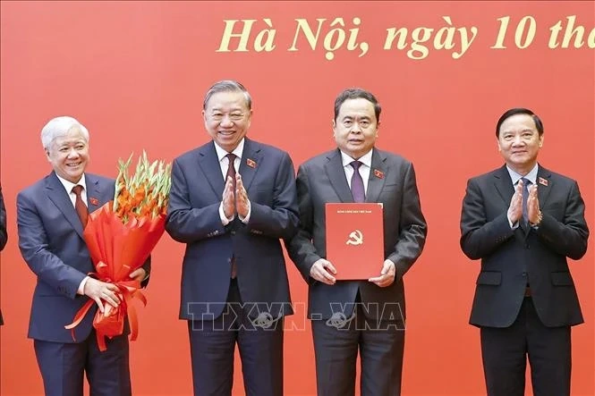 Tổng Bí thư, Chủ tịch nước Tô Lâm trao Quyết định của Bộ Chính trị chỉ định tham gia Đảng ủy Quốc hội nhiệm kỳ 2025 – 2030