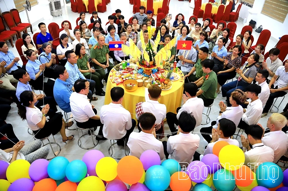 Gần 50 lưu học sinh Lào đón Tết Bunpimay tại Trường Cao đẳng Kinh tế - Kỹ thuật Hòa Bình