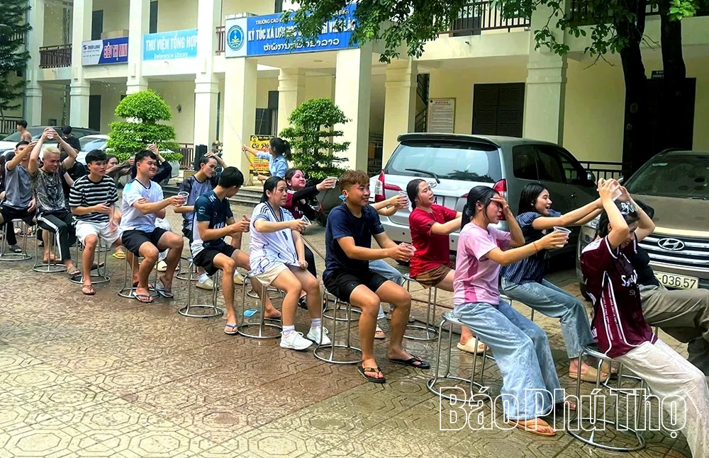Gần 50 lưu học sinh Lào đón Tết Bunpimay tại Trường Cao đẳng Kinh tế - Kỹ thuật Hòa Bình