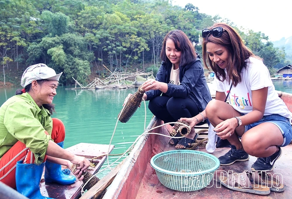 “Làng cá nổi” đổi thay đời sống người dân Đà Bắc