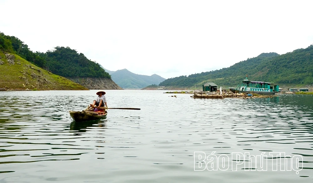 “Làng cá nổi” đổi thay đời sống người dân Đà Bắc