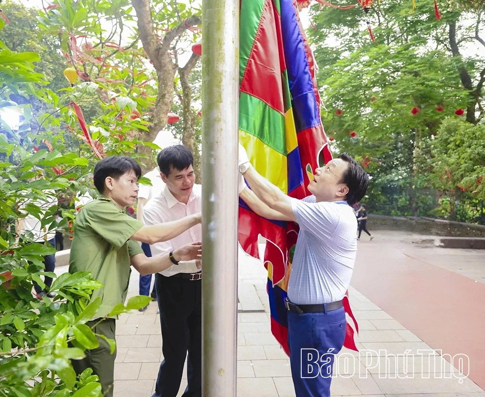 Ban Tổ chức Giỗ Tổ Hùng Vương - Lễ hội Đền Hùng và Tuần Văn hóa - Du lịch Đất Tổ năm Bính Ngọ 2026 dâng hương tại Khu di tích lịch sử Đền Hùng