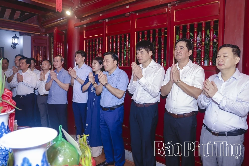 Ban Tổ chức Giỗ Tổ Hùng Vương - Lễ hội Đền Hùng và Tuần Văn hóa - Du lịch Đất Tổ năm Bính Ngọ 2026 dâng hương tại Khu di tích lịch sử Đền Hùng