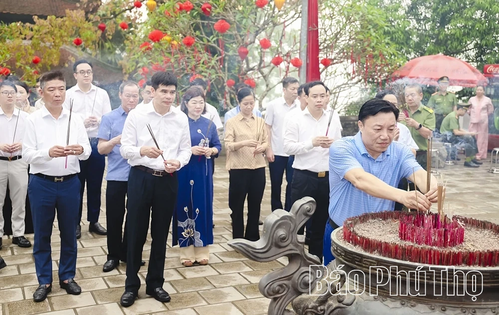 Ban Tổ chức Giỗ Tổ Hùng Vương - Lễ hội Đền Hùng và Tuần Văn hóa - Du lịch Đất Tổ năm Bính Ngọ 2026 dâng hương tại Khu di tích lịch sử Đền Hùng