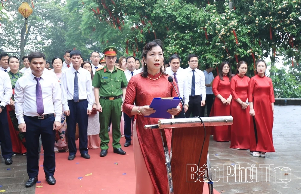 Đoàn đại biểu các địa phương dâng hương tưởng niệm các Vua Hùng