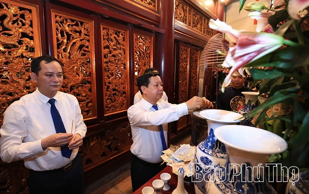 Đoàn đại biểu các địa phương dâng hương tưởng niệm các Vua Hùng