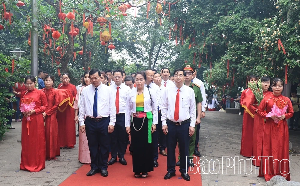 Đoàn đại biểu các địa phương dâng hương tưởng niệm các Vua Hùng