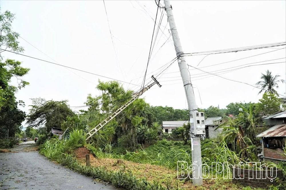 Xã Lập Thạch khẩn trương khắc phục hậu quả do mưa lớn, dông lốc