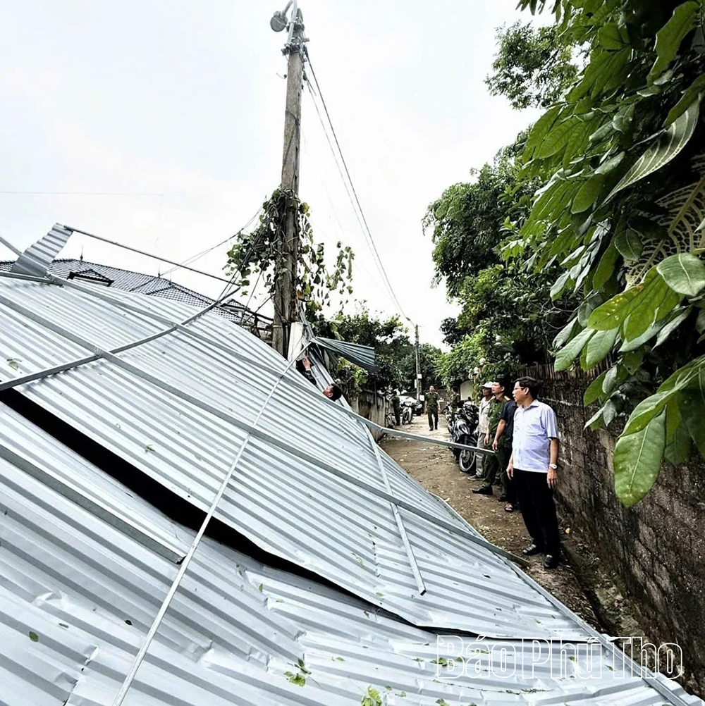 Xã Lập Thạch khẩn trương khắc phục hậu quả do mưa lớn, dông lốc