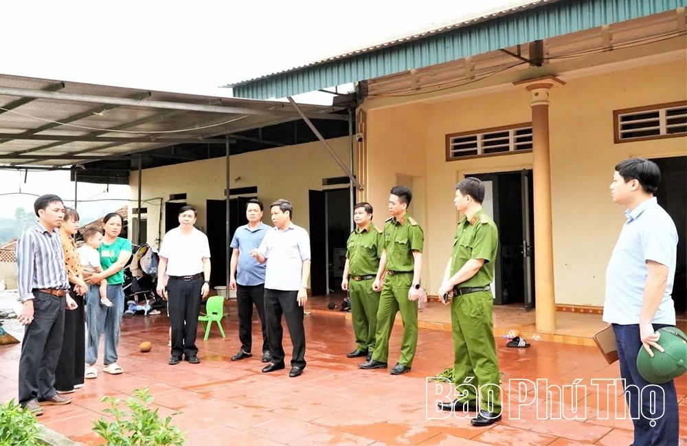 Xã Lập Thạch khẩn trương khắc phục hậu quả do mưa lớn, dông lốc