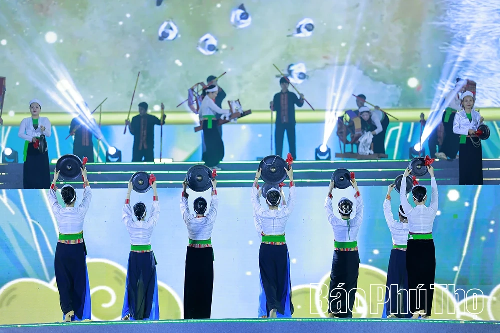 Đưa nhau về trong câu ca