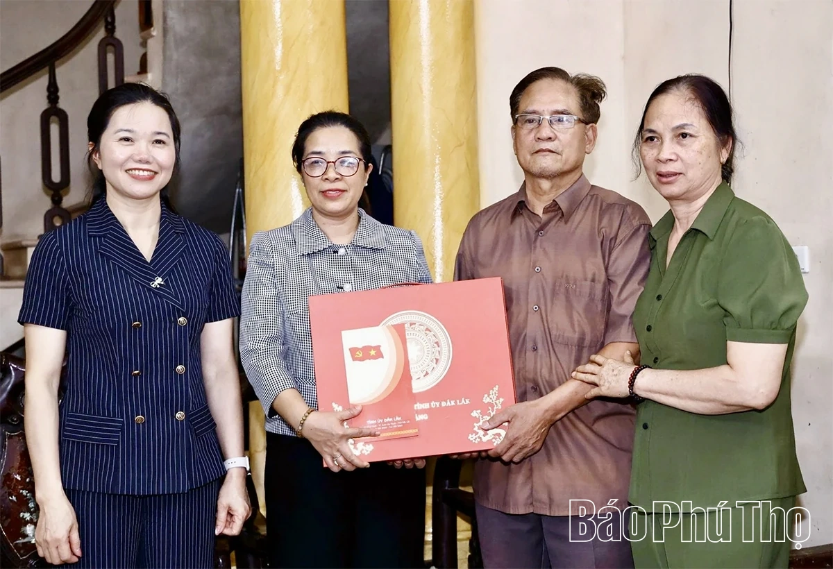 Đoàn công tác Ban Thường vụ Tỉnh ủy Đắk Lắk tặng quà gia đình chính sách tiêu biểu