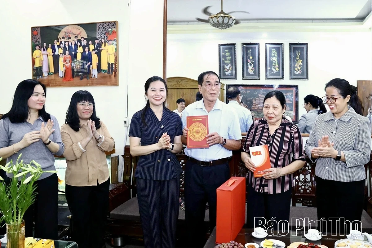 Đoàn công tác Ban Thường vụ Tỉnh ủy Đắk Lắk tặng quà gia đình chính sách tiêu biểu