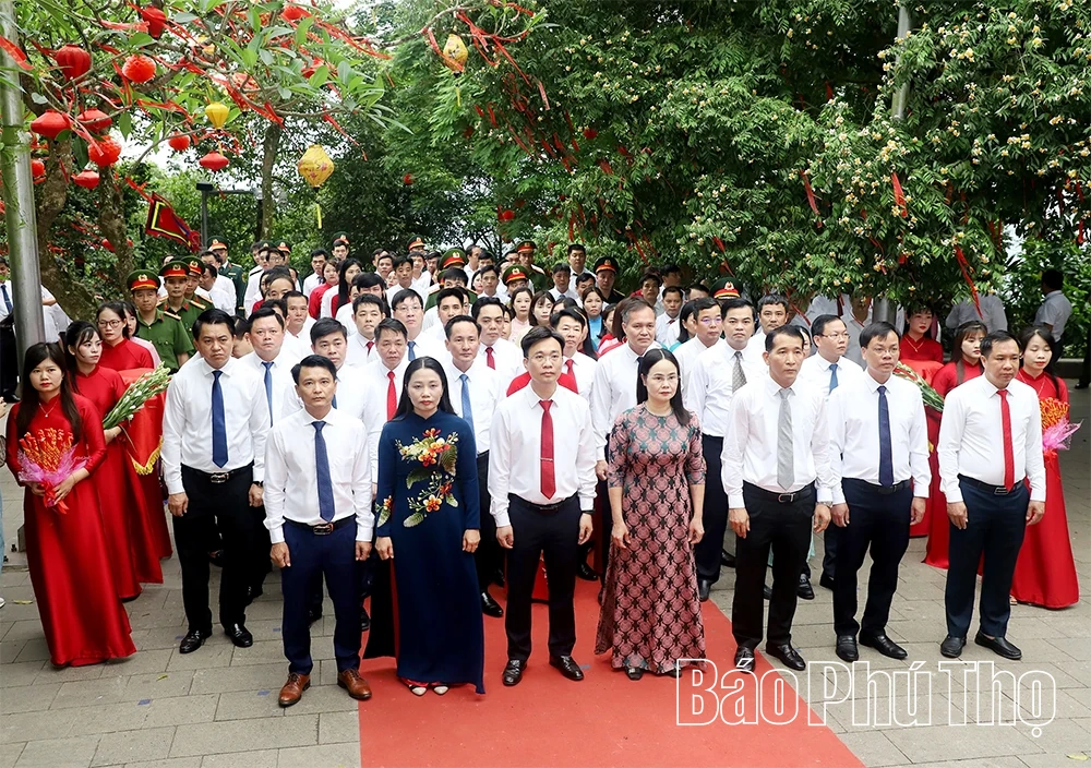 Cụm số 2 dâng hương tưởng niệm các Vua Hùng