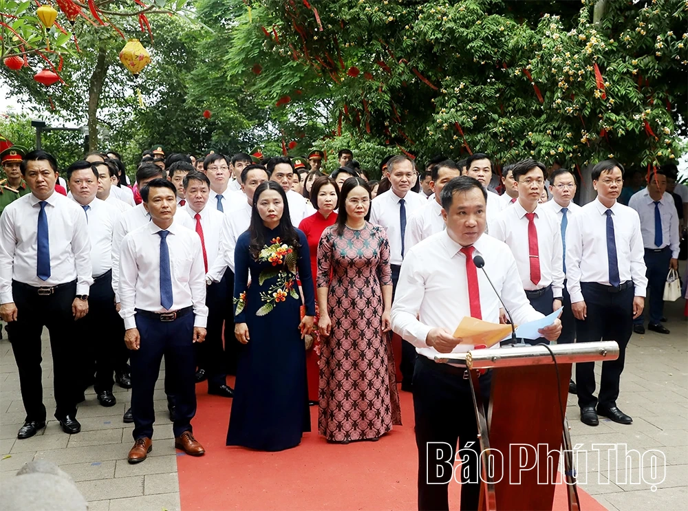 Cụm số 2 dâng hương tưởng niệm các Vua Hùng