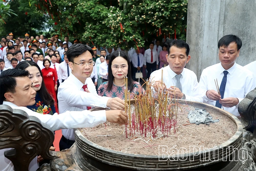 Cụm số 2 dâng hương tưởng niệm các Vua Hùng