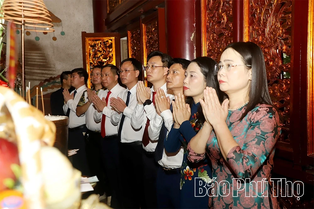 Cụm số 2 dâng hương tưởng niệm các Vua Hùng