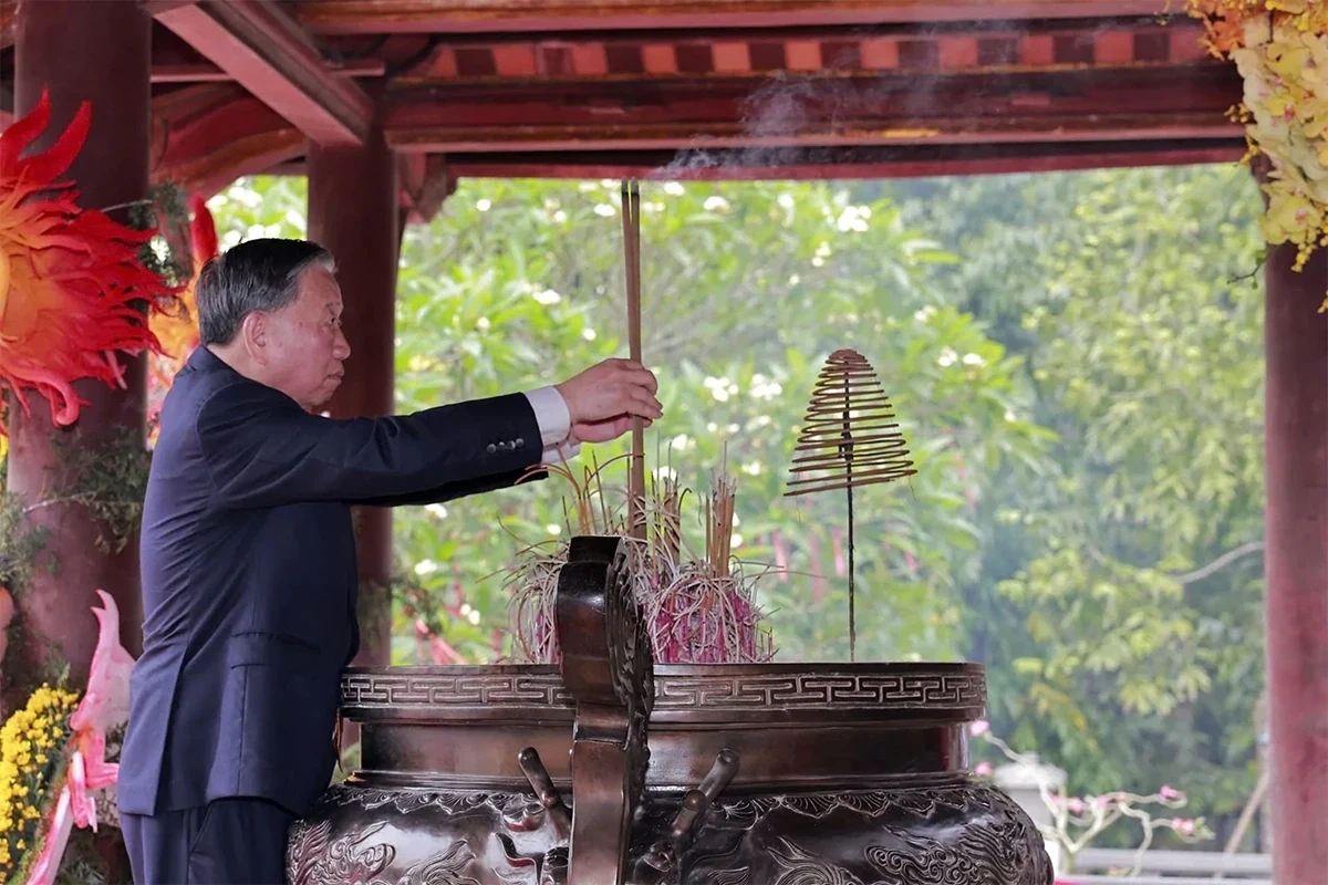 Party and State Leaders Offer Incense for the 2026 Hung Kings Commemoration