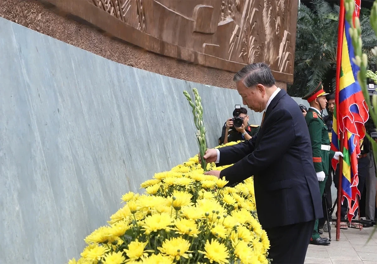 Party and State Leaders Offer Incense for the 2026 Hung Kings Commemoration