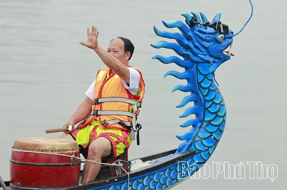 Vietnamese Spirit Resonating on the Waters of Van Lang Park Lake