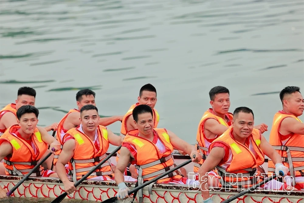 Vietnamese Spirit Resonating on the Waters of Van Lang Park Lake