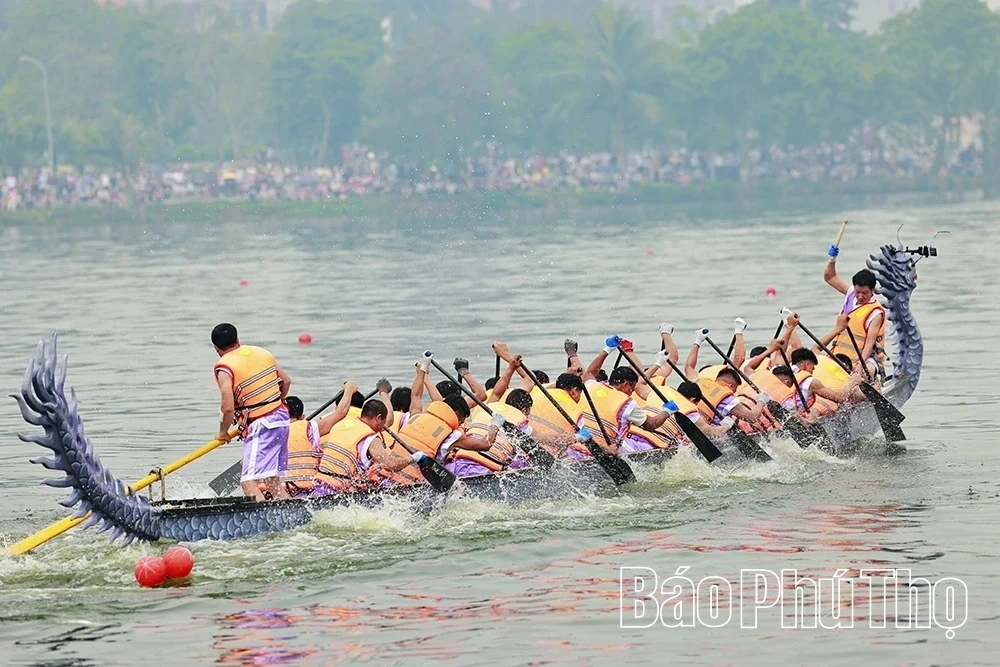 Vietnamese Spirit Resonating on the Waters of Van Lang Park Lake