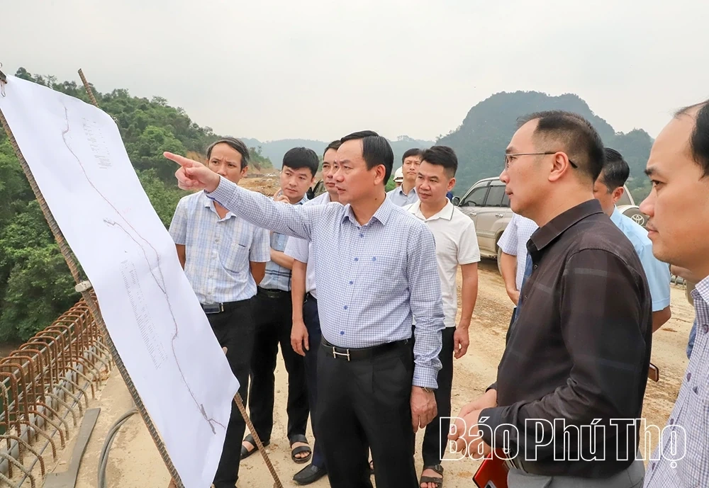 Vice Chairman of Provincial Peoples Committee Quach Tat Liem inspects construction progress of transport projects in Hoa Binh area