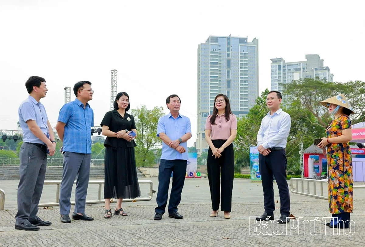 Standing Deputy Secretary of the Provincial Party Committee Bui Van Quang inspects preparations for activities during the Hung Kings Festival