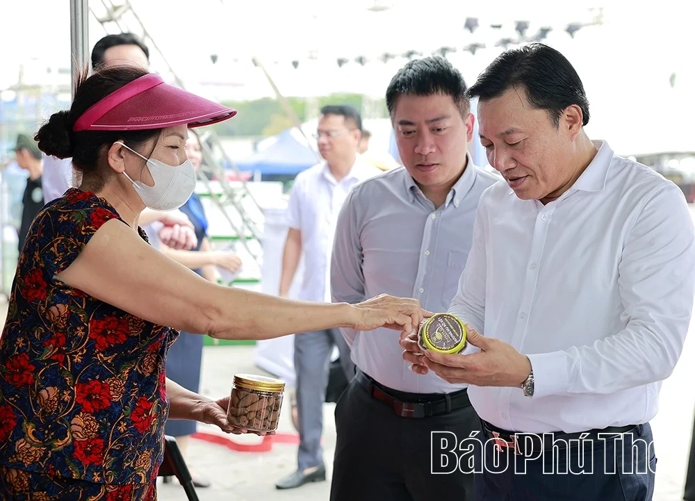 Inspecting Preparations for the 2026 Hung Vuong Trade Fair