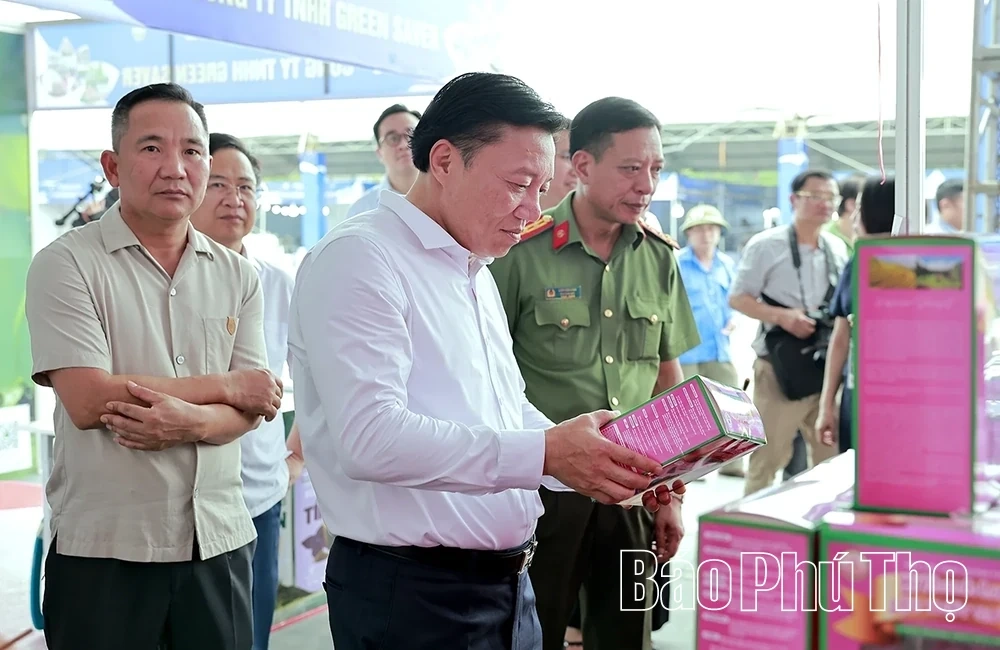 Inspecting Preparations for the 2026 Hung Vuong Trade Fair