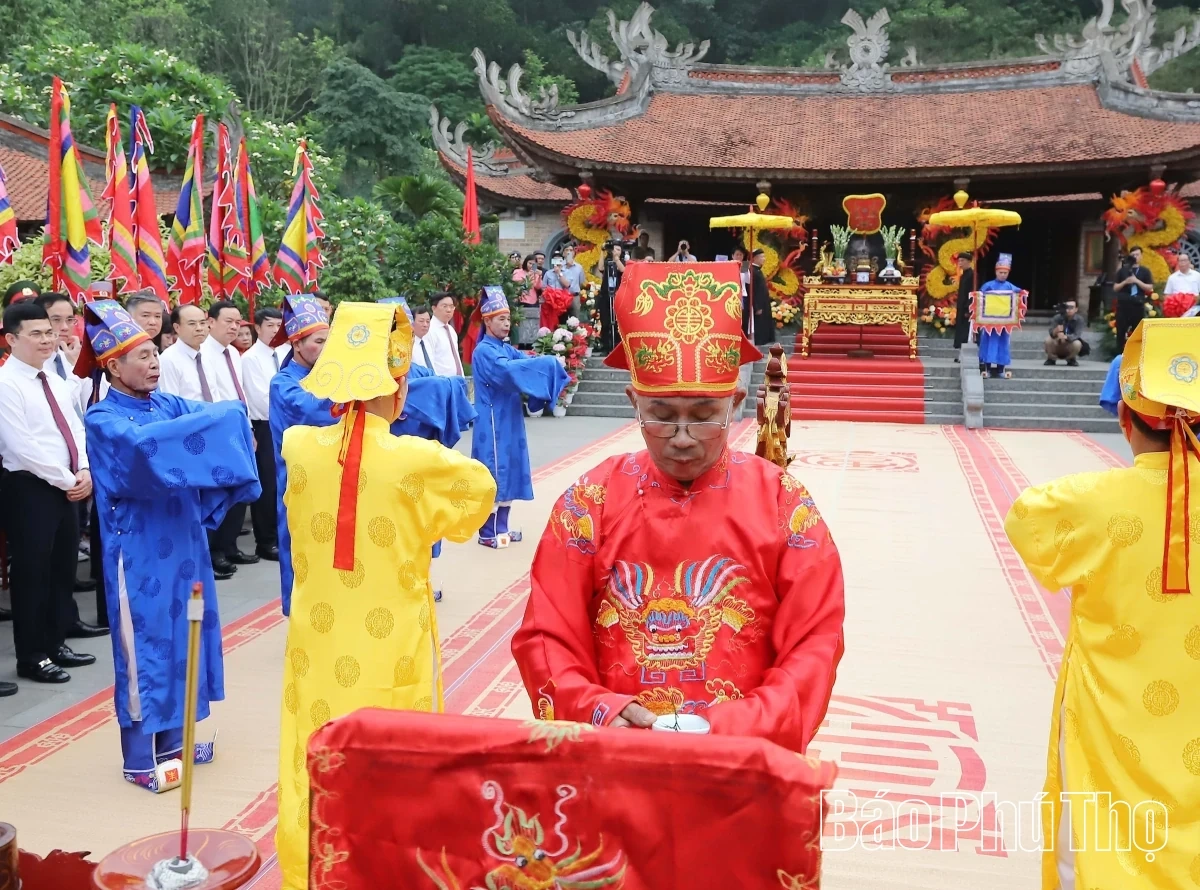 Rituals of the Death Anniversary of Father Lạc Long Quân