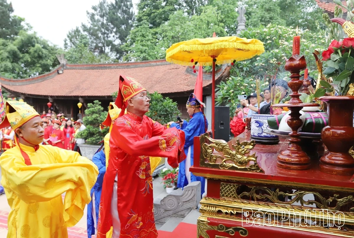 Rituals of the Death Anniversary of Father Lạc Long Quân