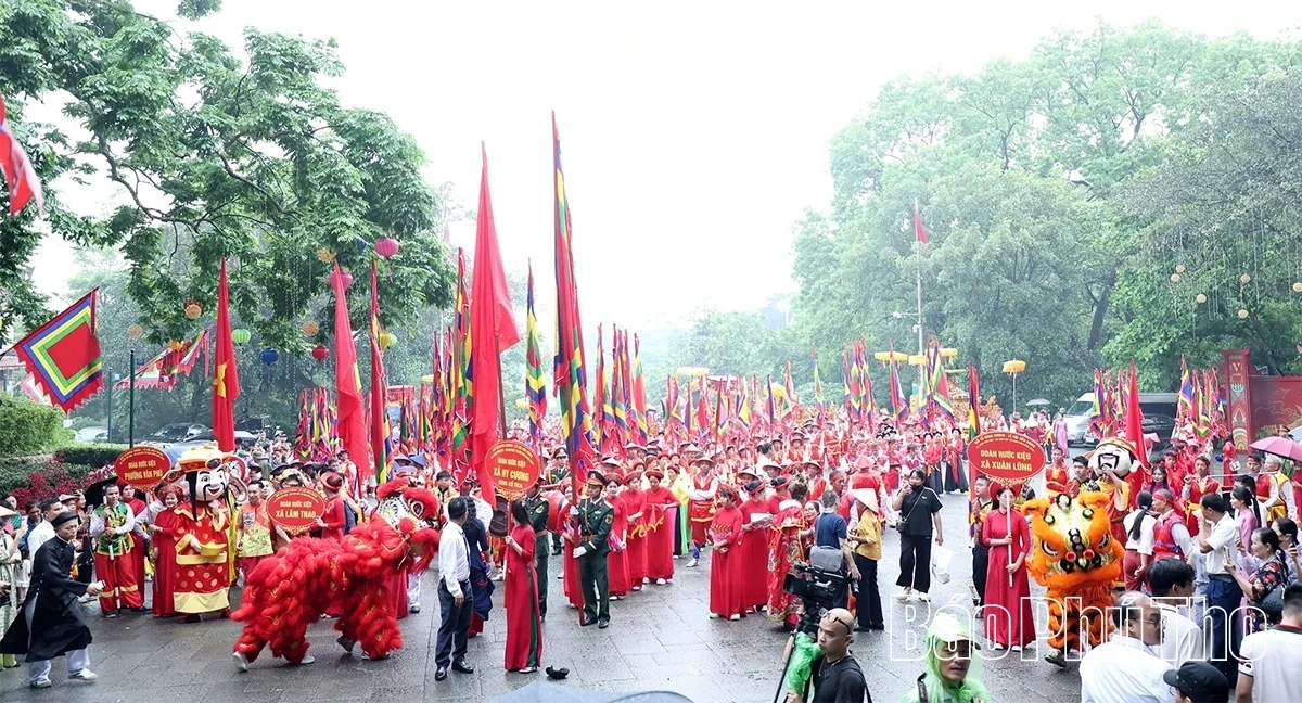 Palanquin Procession to Hung Temple in Gratitude to Ancestors
