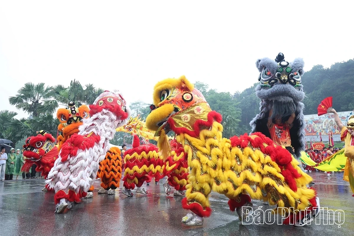 Palanquin Procession to Hung Temple in Gratitude to Ancestors