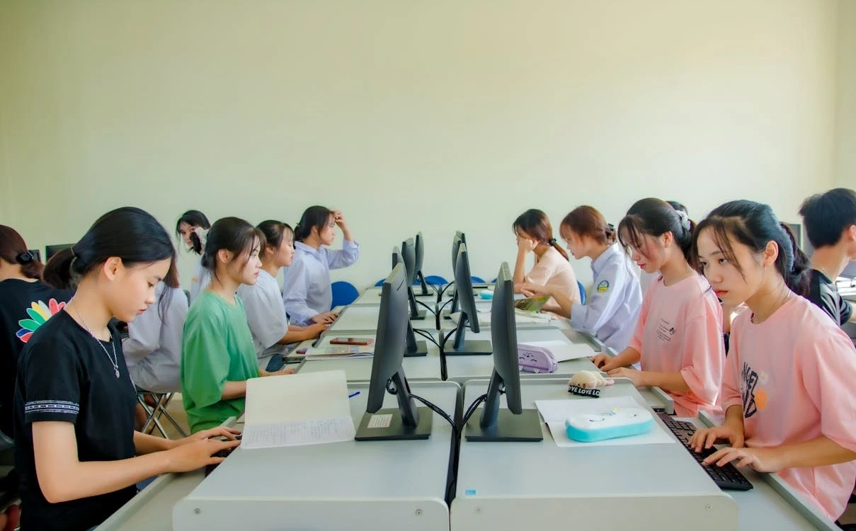 Máy Tính Online App giúp học sinh giải toán nhanh hơn